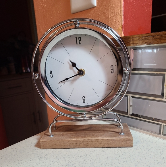 Vintage Other - Silver and White Table Clock